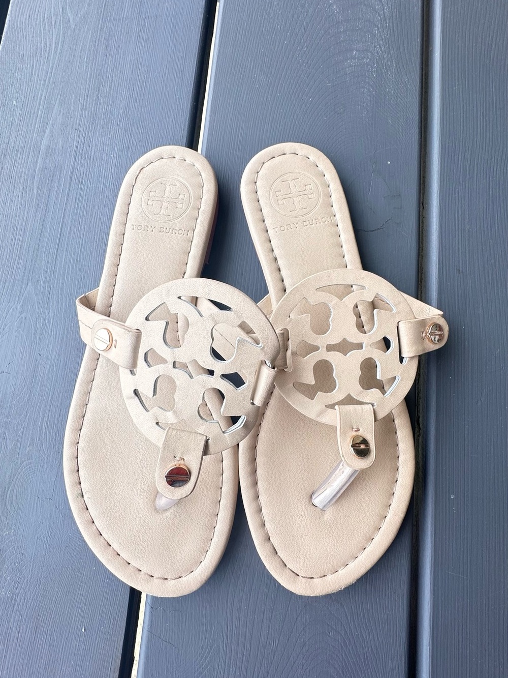 Tory Burch Cream Logo Cutout Leather Thong Sandals Sz 5.5